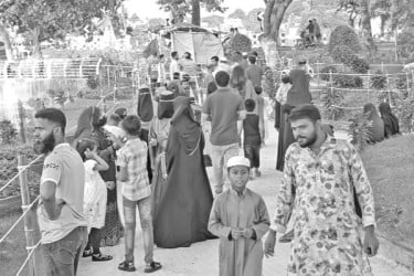 পর্যটকের ঢল রাঙামাটিতে