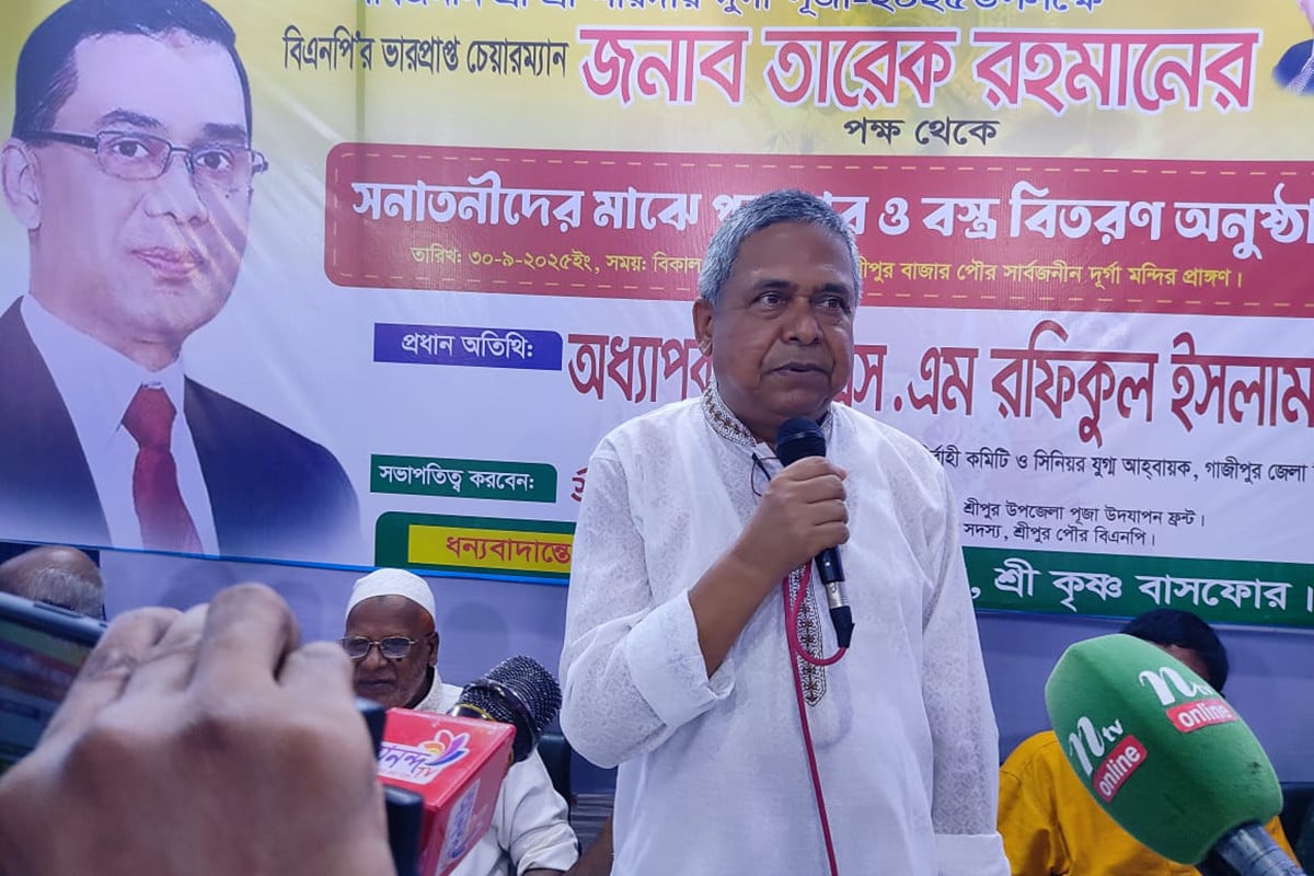 শ্রীপুরে দুর্গাপূজায় তারেক রহমানের পক্ষে উপহার বিতরণ