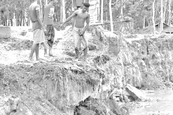 ভাঙনে দিশাহারা নদীপাড়ের মানুষ