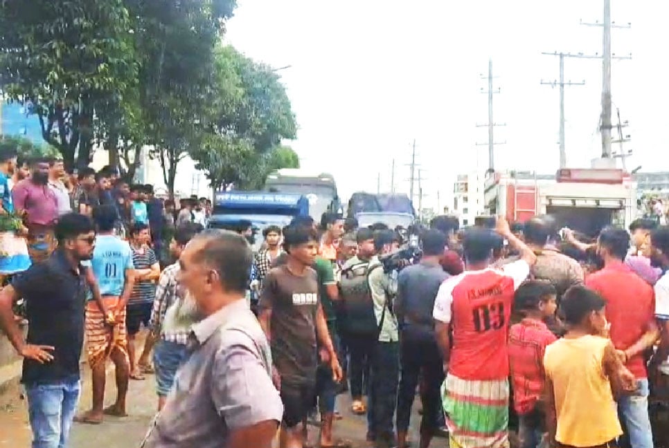 জলাবদ্ধতা নিরসনের দাবিতে ঢাকা-আরিচা মহাসড়ক অবরোধ