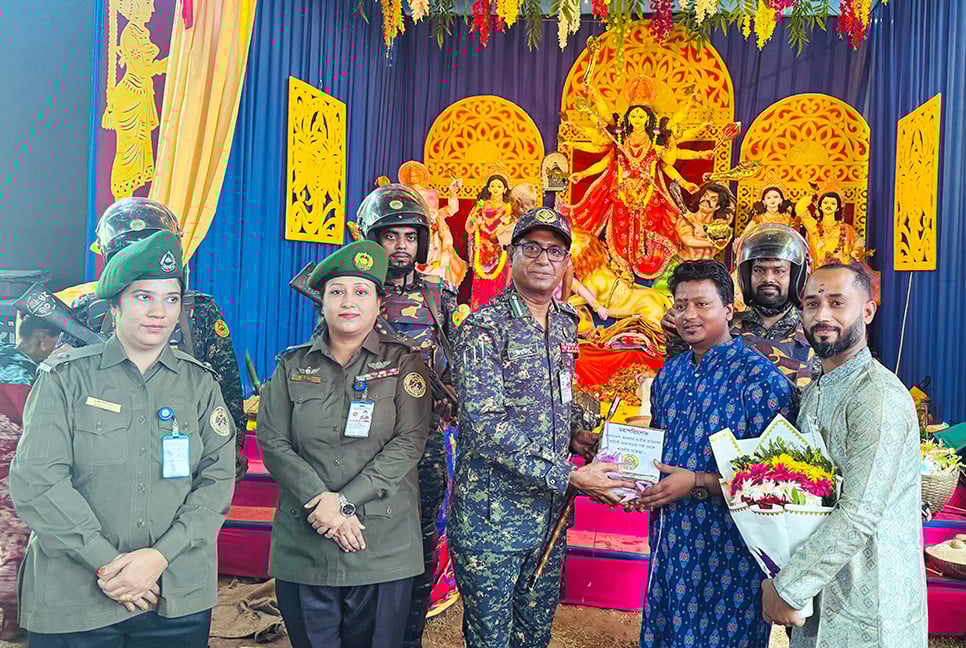 হবিগঞ্জে আনসারের উপ-মহাপরিচালক জিয়াউল হাসানের পূজামণ্ডপ পরিদর্শন