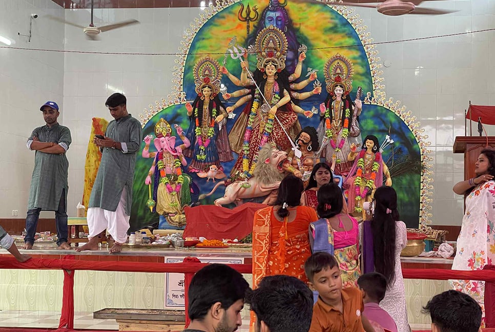 উৎসবমুখর পরিবেশে নেত্রকোনায় দুর্গাপূজা অনুষ্ঠিত