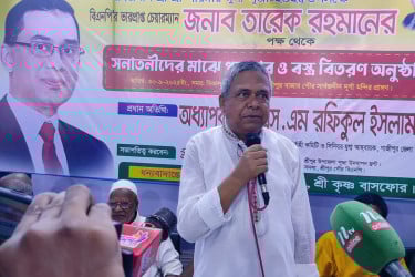 শ্রীপুরে দুর্গাপূজায় তারেক রহমানের পক্ষে উপহার বিতরণ