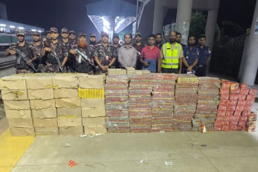 কুমিল্লায় ট্রেন থেকে কোটি টাকার ভারতীয় বাজি আটক