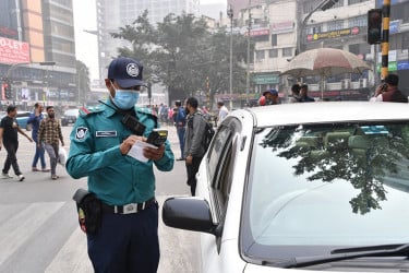 রাজধানীতে ট্রাফিক আইন লঙ্ঘনে ২২০৮ মামলা