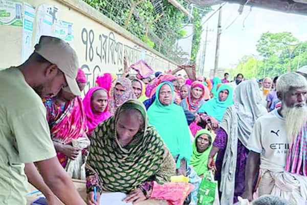 ওএমএসের পণ্য কিনতে মধ্যরাত থেকে লাইনে