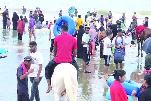 উৎসবমুখর কক্সবাজার সৈকত