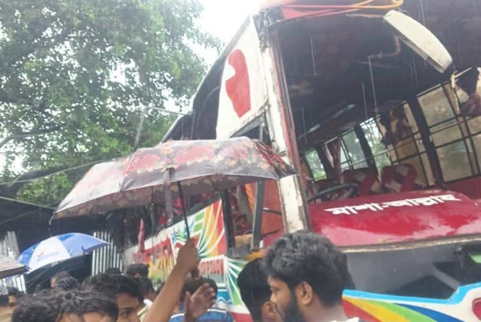 দোকানের ওপর উল্টে পড়লো নিয়ন্ত্রণহীন বাস, তিনজন নিহত
