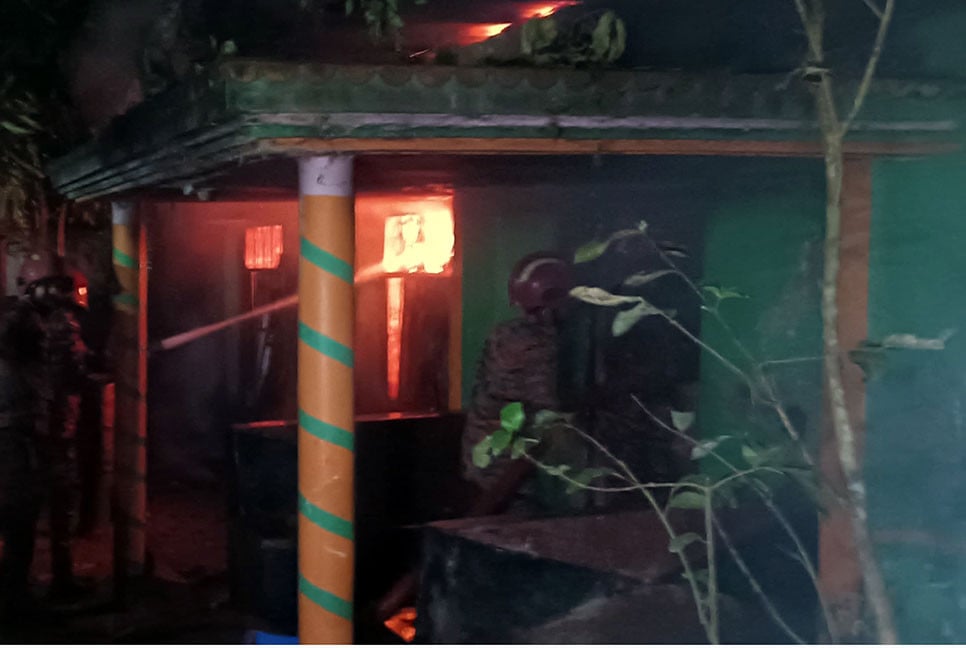 চাঁদপুরে আগুনে দগ্ধ গৃহবধূর মৃত্যু, সুদের কারবারির ঘরে আগুন দিল জনতা