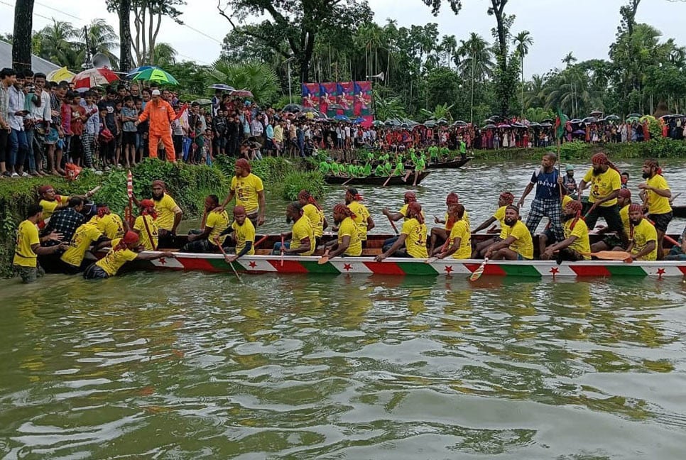 পটুয়াখালীতে ঐতিহ্যবাহী শারদীয় নৌকা বাইচ