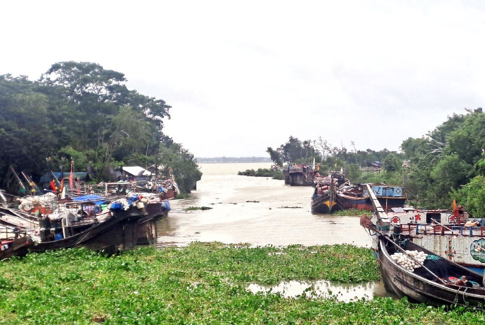 নিম্নচাপে উত্তাল বঙ্গোপসাগর, ইলিশশূন্য শতাধিক ট্রলার ফিরল শরণখোলায়