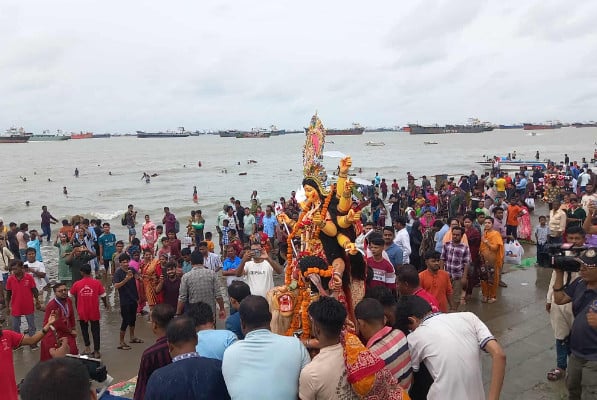 ভক্তের চোখের জলে দেবী দূর্গার বিদায়