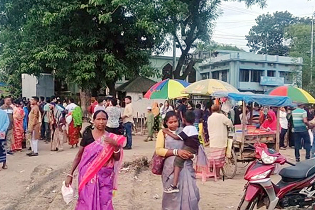 হিলি সীমান্তে পূজার আনন্দে ভিড় জমালেন হাজারো দর্শনার্থী