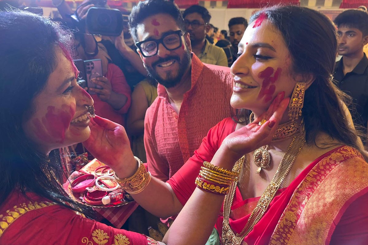 দশমীতে সিঁদুর খেলায় মাতলেন অভিনেত্রী শুভশ্রী, কোয়েল, কাজল, ঋতুপর্ণা
