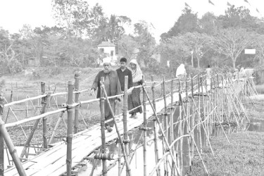 ৪০০ ফুট সাঁকোই ভরসা