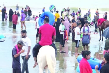 উৎসবমুখর কক্সবাজার সৈকত