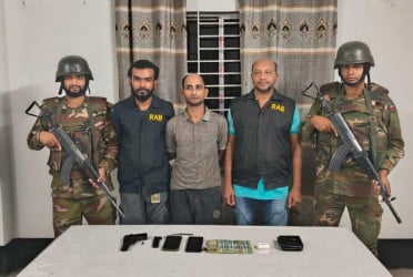 উখিয়ায় সেনা অভিযানে পিস্তল-গুলিসহ অস্ত্র ব্যবসায়ী আটক