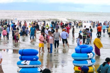 উৎসবের আমেজে মুখর কক্সবাজার