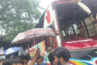 দোকানের ওপর উল্টে পড়লো নিয়ন্ত্রণহীন বাস, তিনজন নিহত