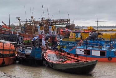 বঙ্গোপসাগরে গভীর নিম্নচাপ: মোংলা বন্দরে ৩ নম্বর সতর্ক সংকেত