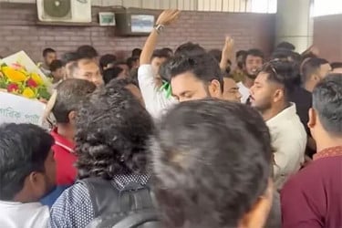 দুর্ব্যবহারের অভিযোগে সংবাদ সম্মেলন বর্জন সাংবাদিকদের, এনসিপির দুঃখ প্রকাশ