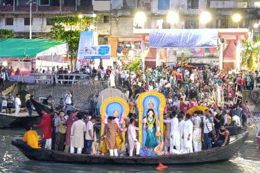 কড়া নিরাপত্তায় বুড়িগঙ্গায় চলছে প্রতিমা বিসর্জন