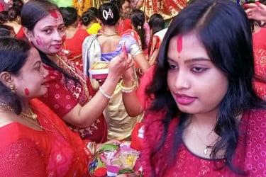 দিনাজপুরে বিজয়া দশমী: সিঁদুর খেলায় রঙিন বিদায়ের উৎসব