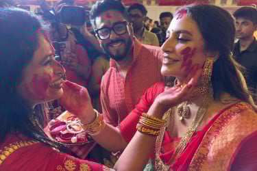 দশমীতে সিঁদুর খেলায় মাতলেন অভিনেত্রী শুভশ্রী, কোয়েল, কাজল, ঋতুপর্ণা