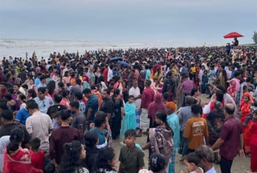 পর্যটকে ভরপুর কক্সবাজার
