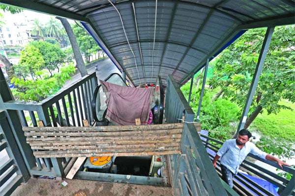 ফুটওভার ব্রিজটির চলন্ত সিঁড়িগুলো অকেজো