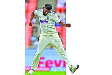 সিরাজ-বুমরাহর দুরন্ত বোলিং