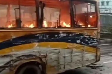 মিরপুরে যাত্রীবাহী বাসে আগুন দিল দুর্বৃত্তরা
