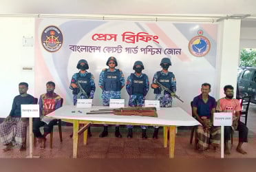 সুন্দরবনে জিম্মি থাকা ৪ জেলে উদ্ধার, অস্ত্র ও গোলাবারুদ জব্দ