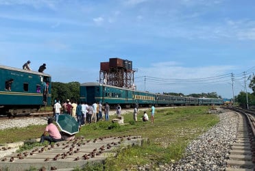 আখাউড়ায় তিতাস লাইনচ্যুত, যাত্রা বাতিল