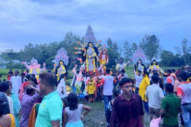 প্রতিমা প্রদর্শনী ও সিঁদুর দান অনুষ্ঠানে দর্শনার্থীদের ভিড়