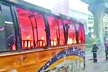 যাত্রীদের নামিয়ে বাসে গুলি ও আগুন