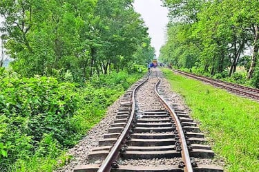 নড়বড়ে রেলপথ বারবার লাইনচ্যুতি