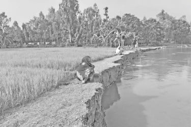 অসময়ে ভাঙছে ব্রহ্মপুত্র