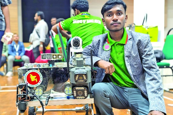 ঝুঁকিপূর্ণ কাজে দক্ষ রোবট বানালেন জিহাদ