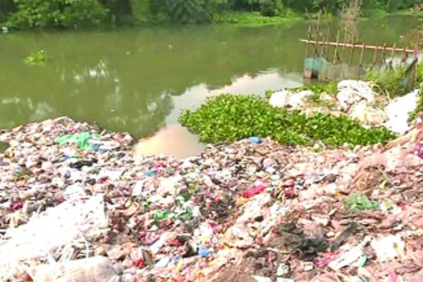 রাজশাহীর ১৩ পৌরসভার বর্জ্য ফেলা হচ্ছে নদী-পুকুরে