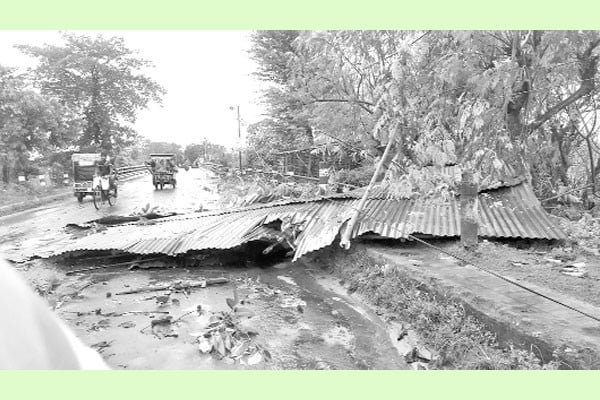 ঝড়ে লন্ডভন্ড ঘরবাড়ি, জেলের মৃত্যু