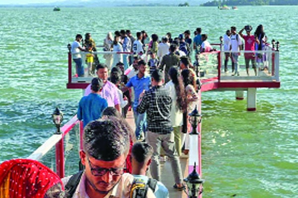 পর্যটকের পদচারণে মুখর রাঙামাটি