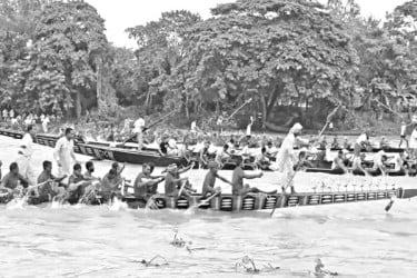 শতবছরের ঐতিহ্যবাহী নৌকাবাইচ