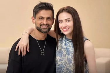 সত্যিই কি সানা জাবেদের সঙ্গে সংসার ভাঙছে শোয়েব মালিকের