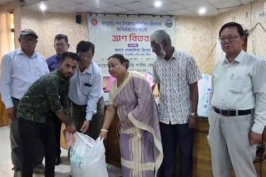 খাগড়াছড়িতে সহিংসতায় ক্ষতিগ্রস্ত ব্যবসায়ীদের মাঝে এাণ বিতরণ
