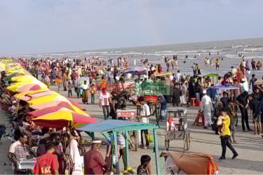 পর্যটকদের পদচারণায় মুখরিত কুয়াকাটা সৈকত