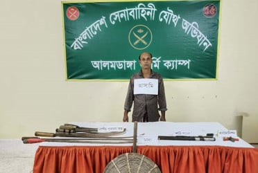 চুয়াডাঙ্গায় অস্ত্র-গুলিসহ যুবক আটক
