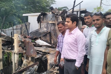 উজিরপুরে অগ্নিকাণ্ডে ১০ দোকান পুড়ে ছাই