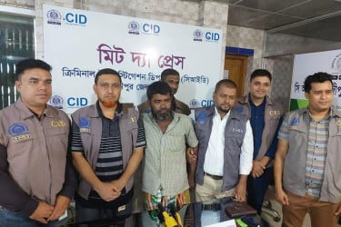 গাজীপুরে ডাকাত দলের সর্দার গ্রেফতার, ৬ ককটেল উদ্ধার