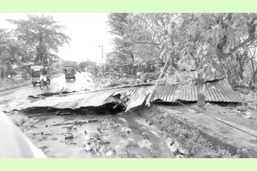 ঝড়ে লন্ডভন্ড ঘরবাড়ি, জেলের মৃত্যু